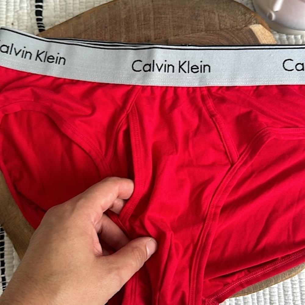 Calvin Klein - Picture 3 of 9